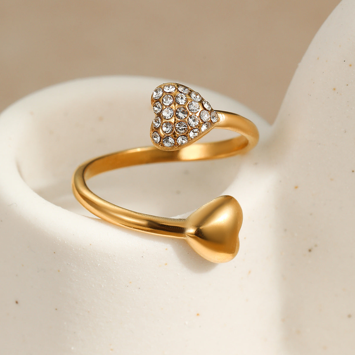 Anillo minimalista asimétrico en forma de corazón de acero inoxidable con baño de oro de 18 quilates, banda abierta ajustable para mujer