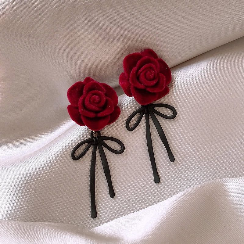 Orecchini di lusso a fiocco con cuore e motivo floreale in lega con intarsio di strass e perni in argento 925