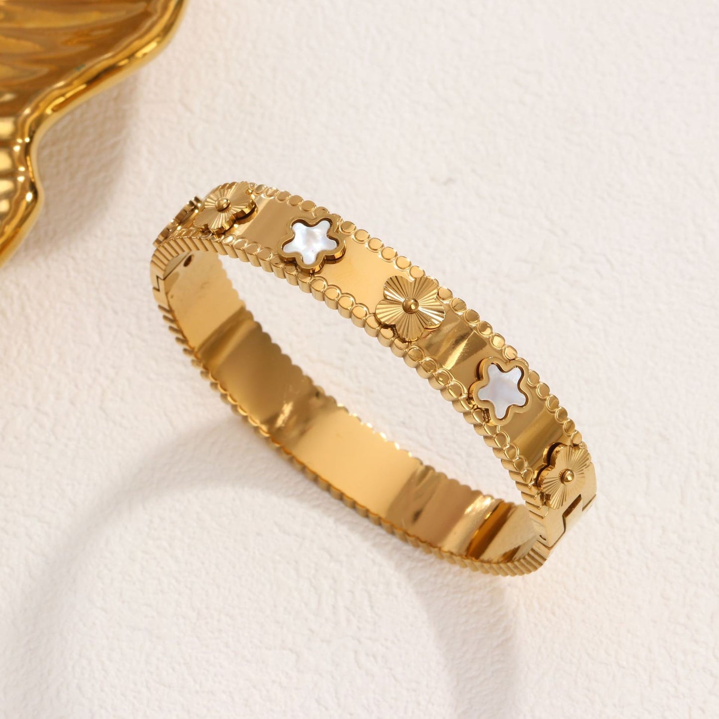 Bracciale Minimalista in Acciaio Inossidabile da Donna con Placcatura in Acciaio al Titanio e Intarsio di Strass a Forma Geometrica Ovale