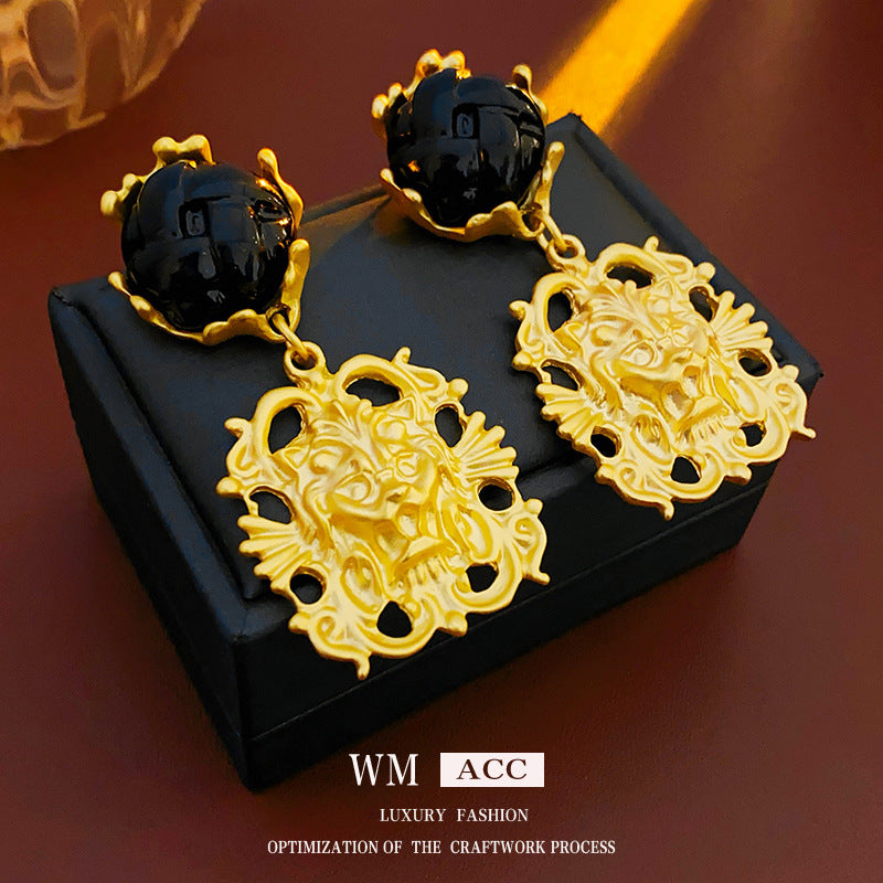 Pendientes asimétricos vintage con cabeza de león de metal con postes de acero bañados en plata para mujer