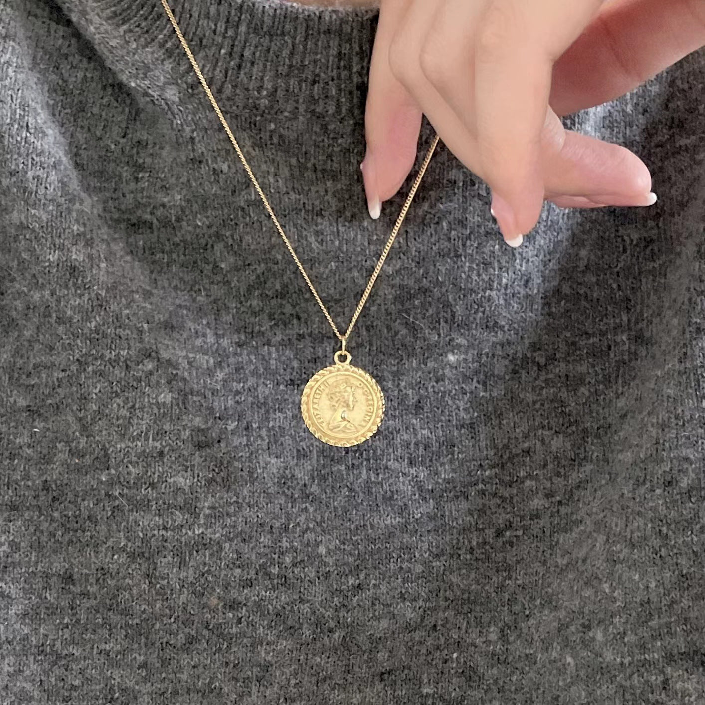Vintage Sweet 925 Sterling Silver Round Elizabeth Coin Pendant Necklace for Women