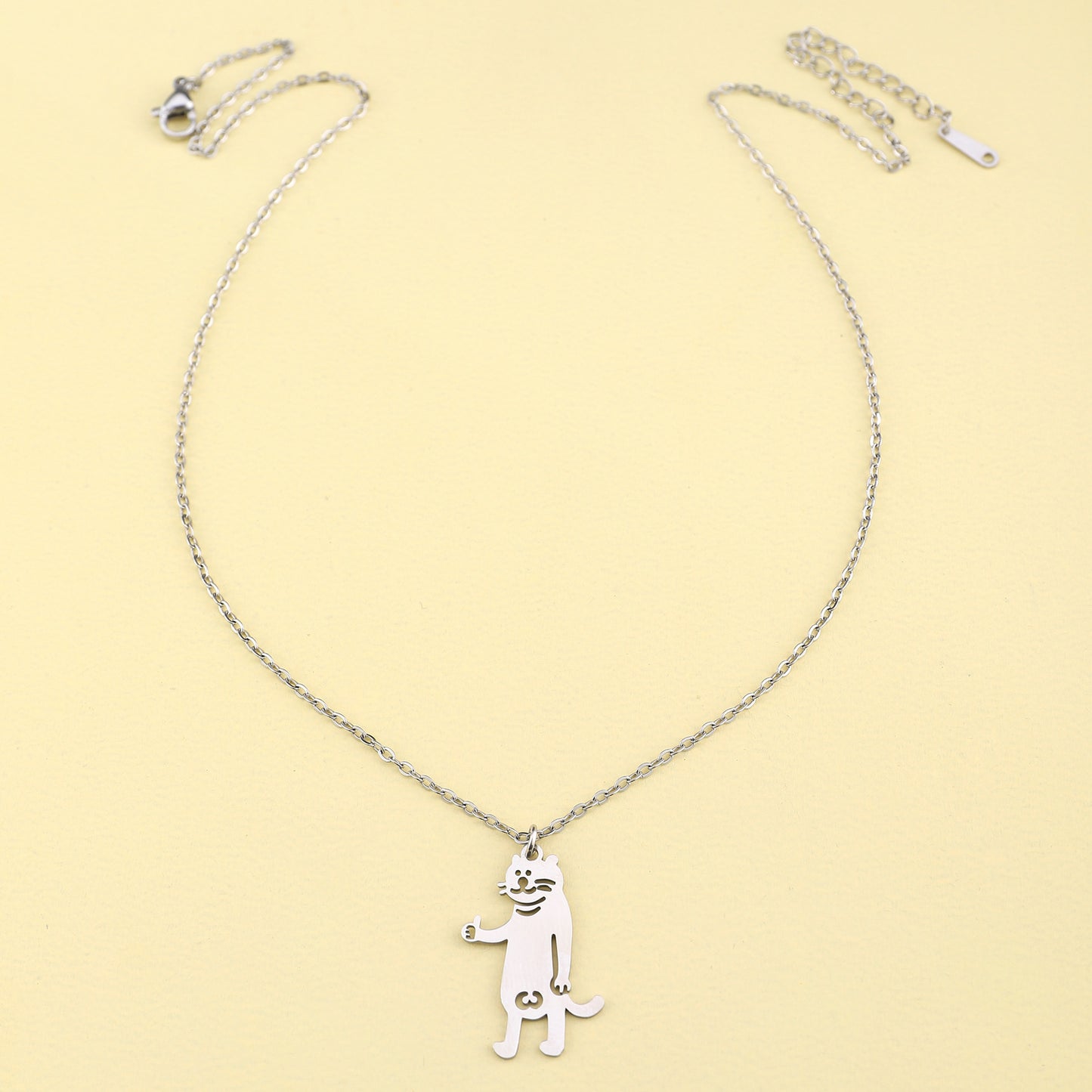 Collana con ciondolo a pollice in su in acciaio inossidabile giocoso in acciaio al titanio con finitura galvanica per uomo e donna