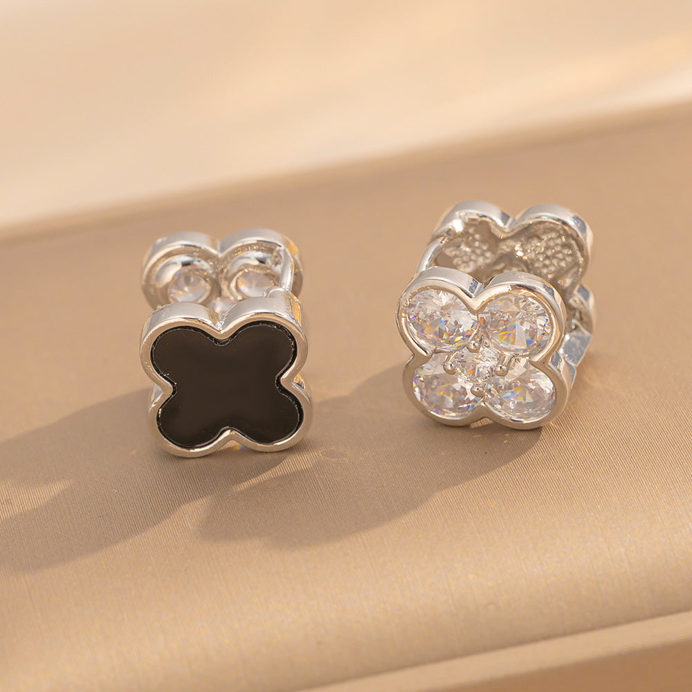 Orecchini a perno lusso minimalista a quadrifoglio in rame placcato oro con intarsio di strass per donna