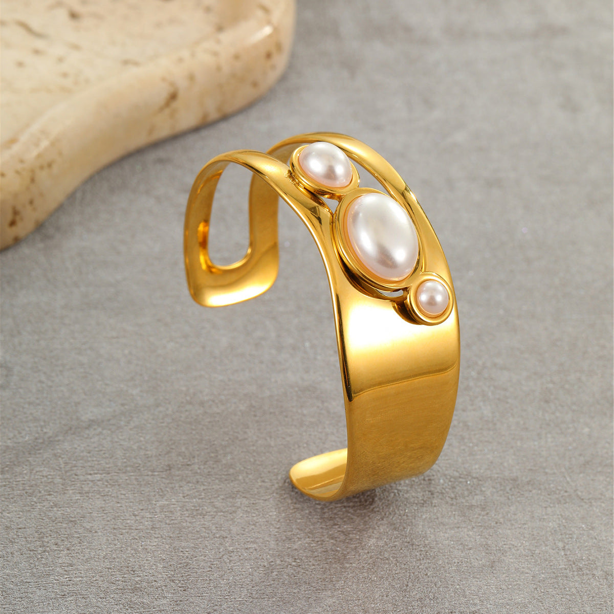 Fashionable Geometric Stainless Steel Cuff Bracelet with Pearl Inlay and 18K Gold Plating for Women