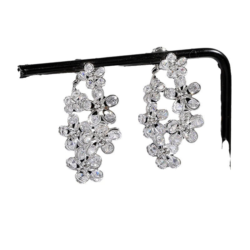 Orecchini a perno da donna in rame con zirconi, dal design floreale leggermente lussuoso, con perni in acciaio inossidabile