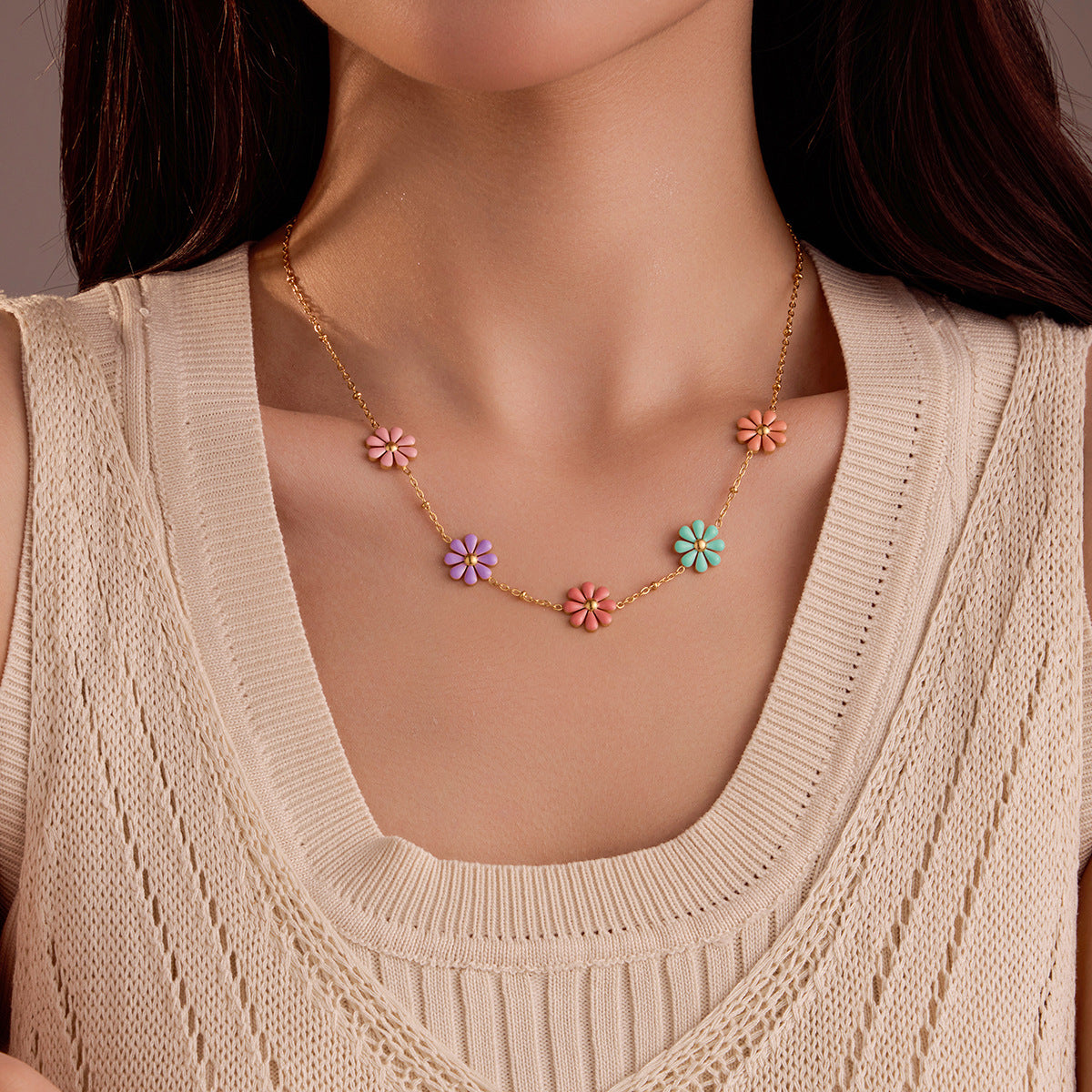 Collar Minimalista de Margarita en Acero Inoxidable con Baño de Oro de 18K y Esmalte para Mujer