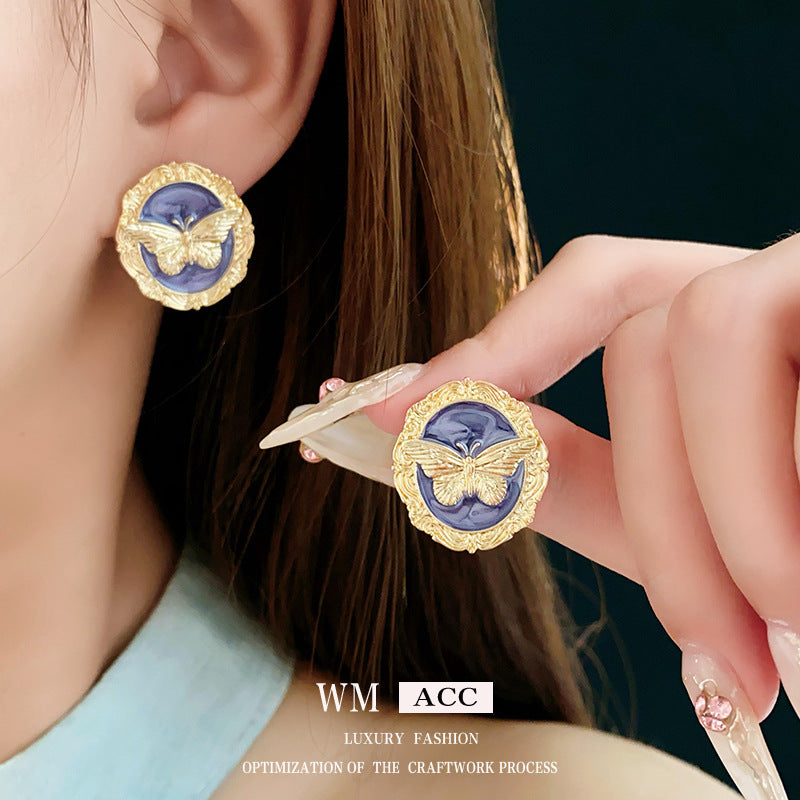 Pendientes de aleación con forma de mariposa estilo vintage con postes de acero bañados en plata para mujer, diseño artístico retro, joyería de lujo ligera