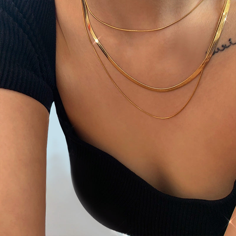 Collana a Serpente Geometrica Minimalista in Acciaio al Titanio da Donna con Finitura Placcata e Lunghezza Regolabile