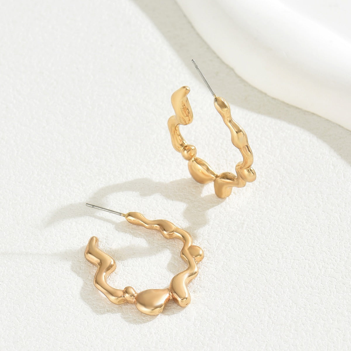 Pendientes de botón geométricos de oficina para mujer con diseño de líneas dobladas en forma de U bañados en cobre con acabado de oro de 18K