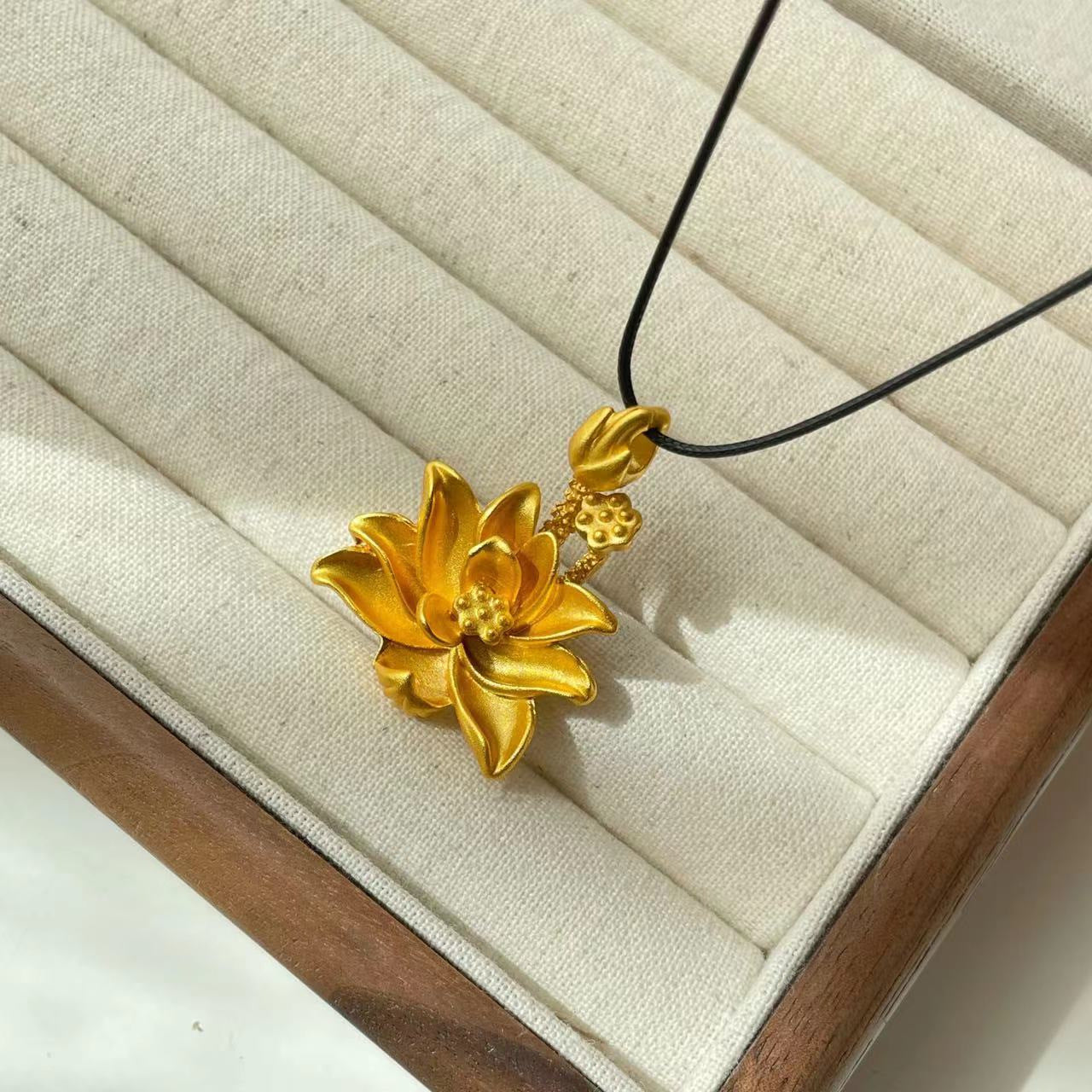 Collana con ciondolo a baccello di loto e zucca in stile etnico da donna con charm in rame placcato oro, dettaglio nappa, catena in cordino nero