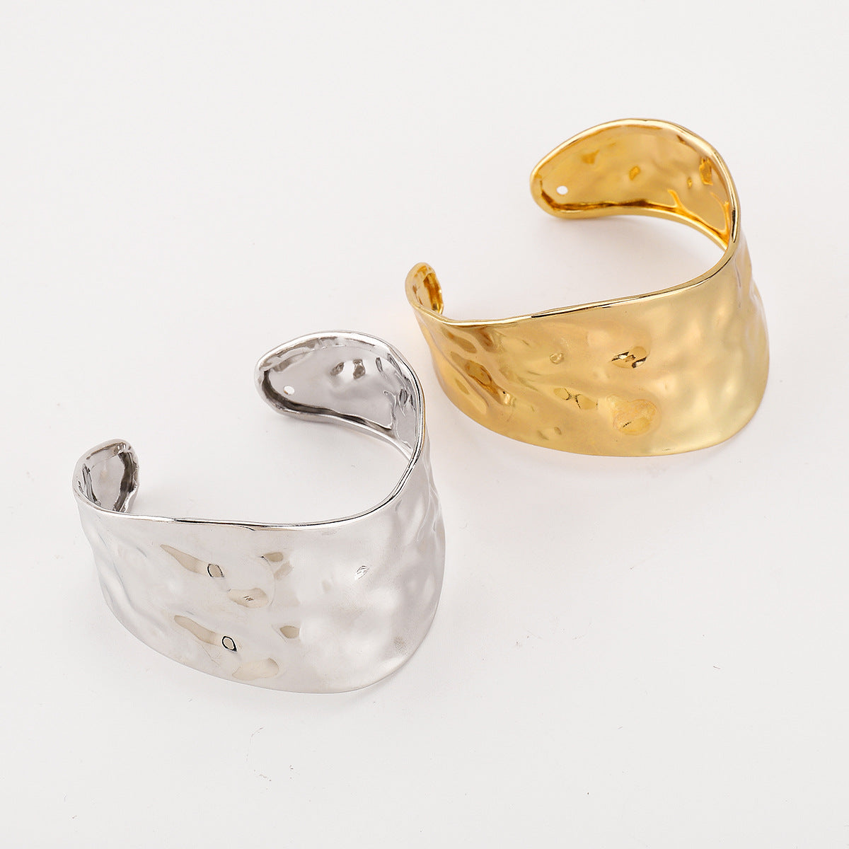 Pulsera de Metal con Diseño Geométrico Irregular de Estilo Vintage, Textura Plegada y Acabado Galvanizado para Mujer