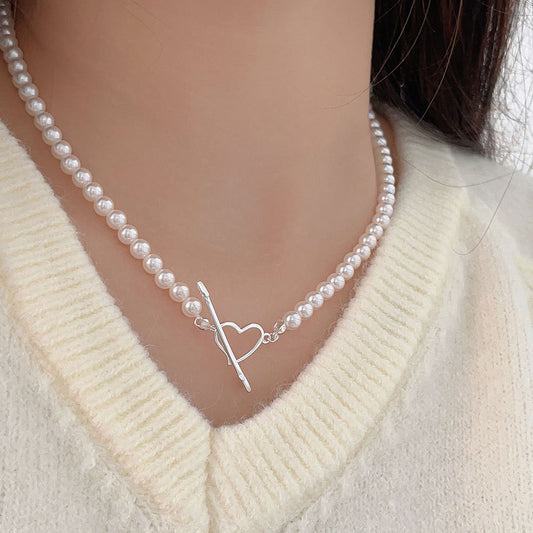 Collar con Colgante Minimalista de Cupido para Mujer con Cadena de Plata Esterlina 925 y Acentos de Perlas de Cristal en Tonalidad Arcoíris