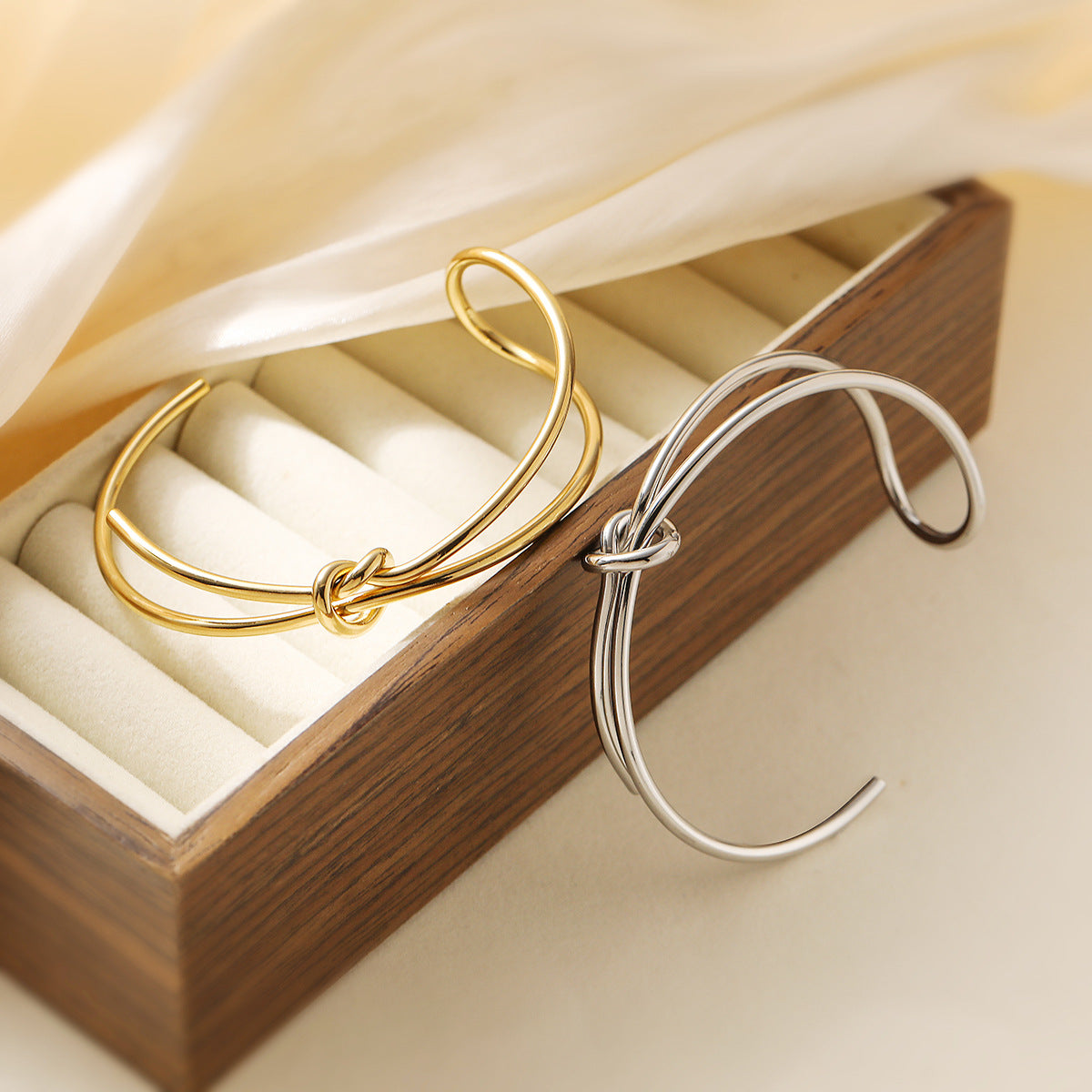 Bracciale aperto geometrico minimalista di lusso da donna in acciaio inossidabile placcato oro 18K dal design irregolare