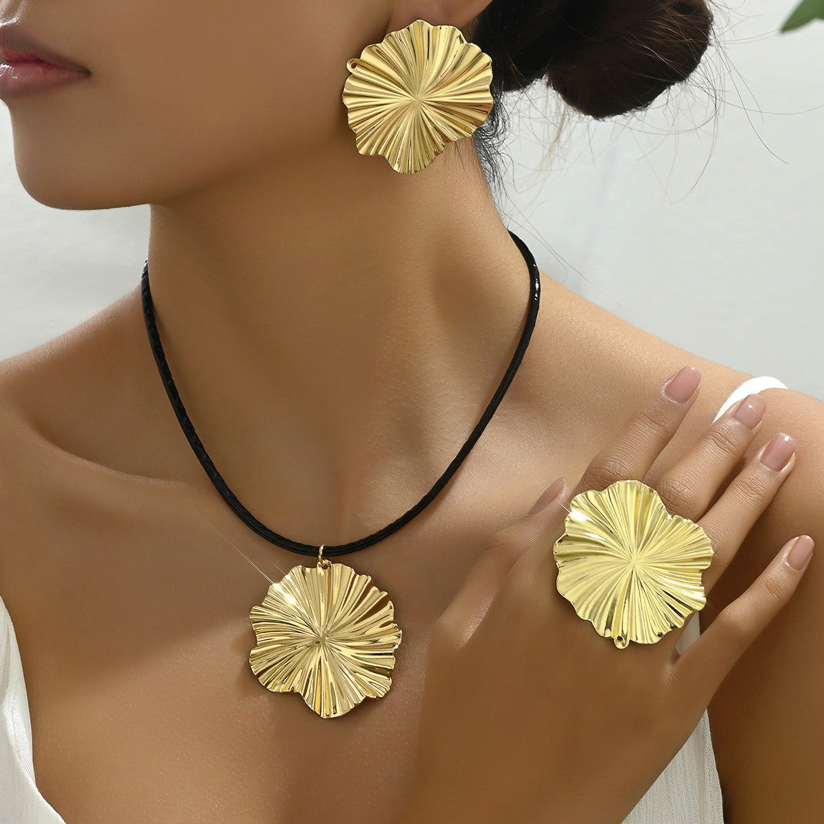 Set di orecchini a lobo e collana lunga con ciondolo a petalo, in lega floreale vintage con finitura galvanica da donna