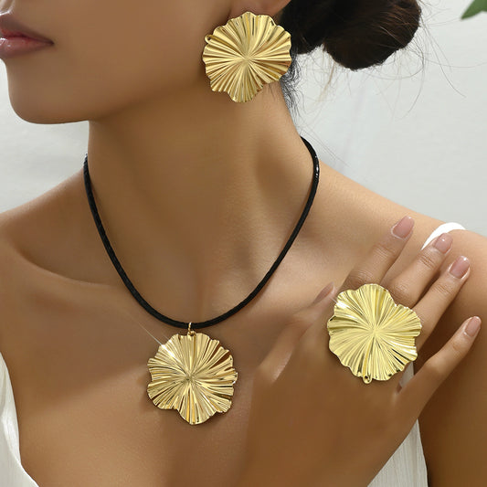 Set di orecchini a lobo e collana lunga con ciondolo a petalo, in lega floreale vintage con finitura galvanica da donna