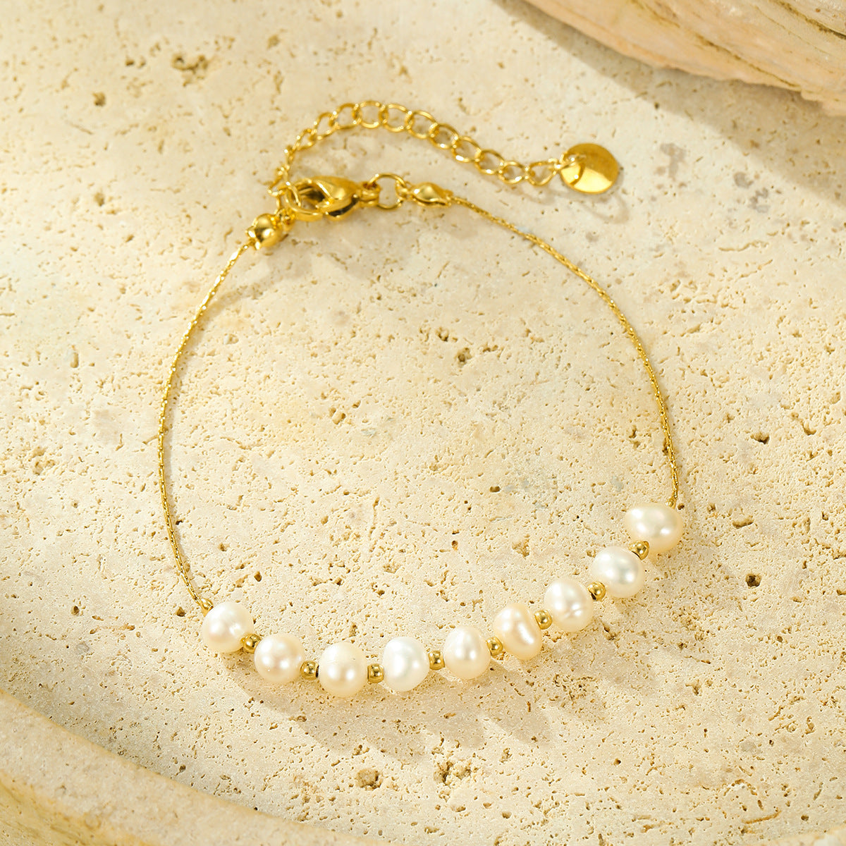 Elegante Bracciale Minimalista da Donna in Acciaio al Titanio Placcato Oro 18K Regolabile con Perle