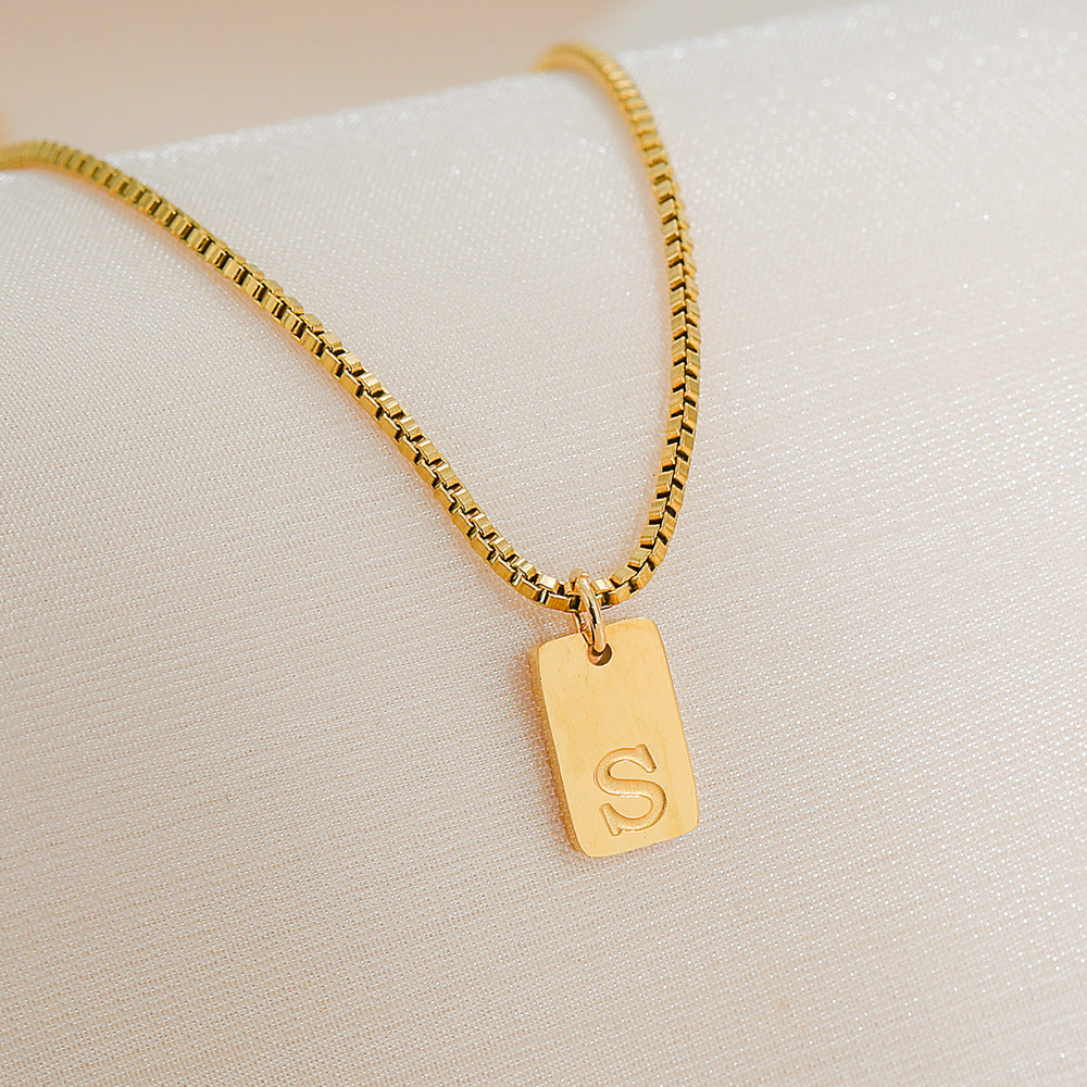 Collar con colgante de letra geométrica minimalista de acero inoxidable con baño de oro de 18 quilates para mujer