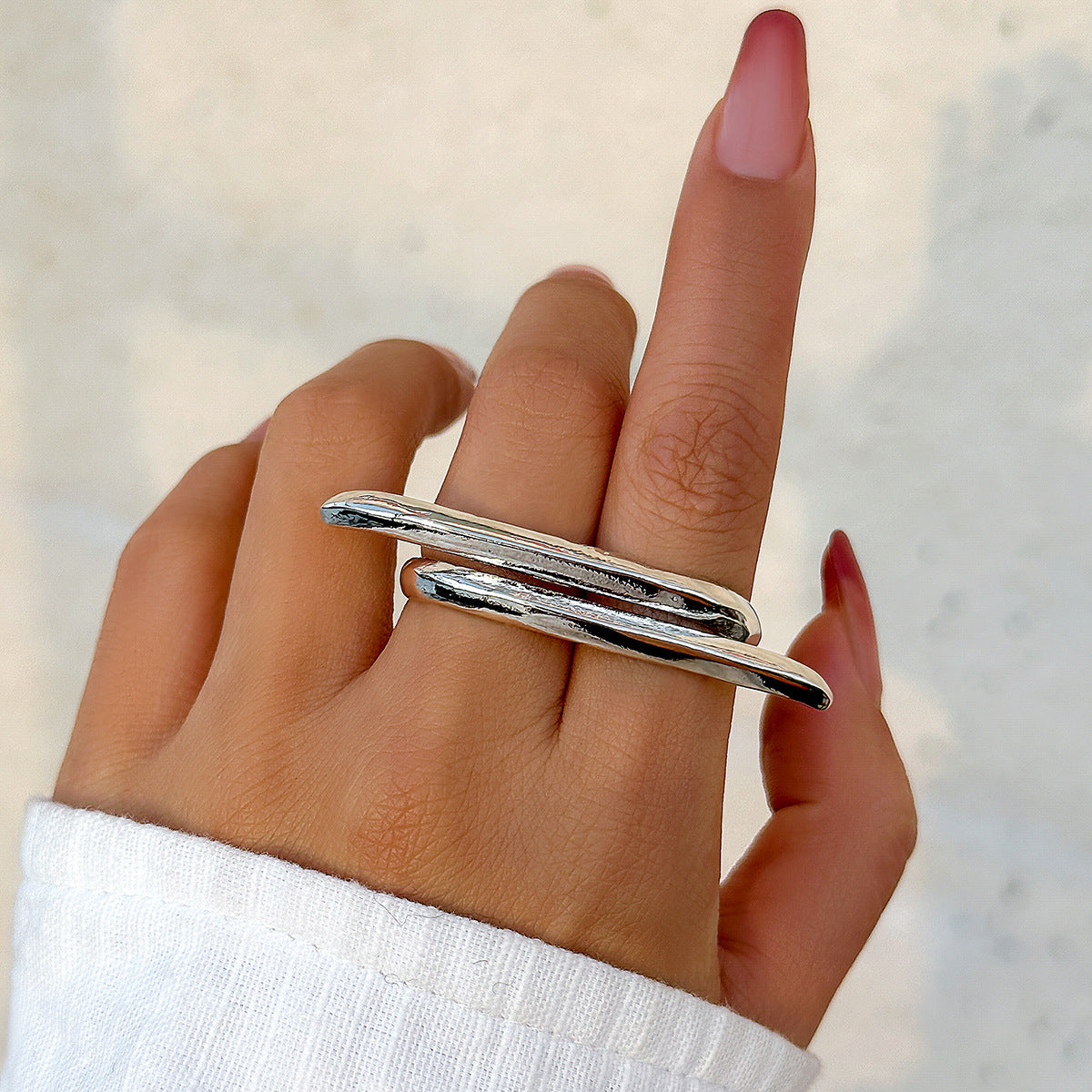 Anello da donna asimmetrico a doppio dito con fiocco, dolce e audace, in lega metallica lucida con finitura galvanica