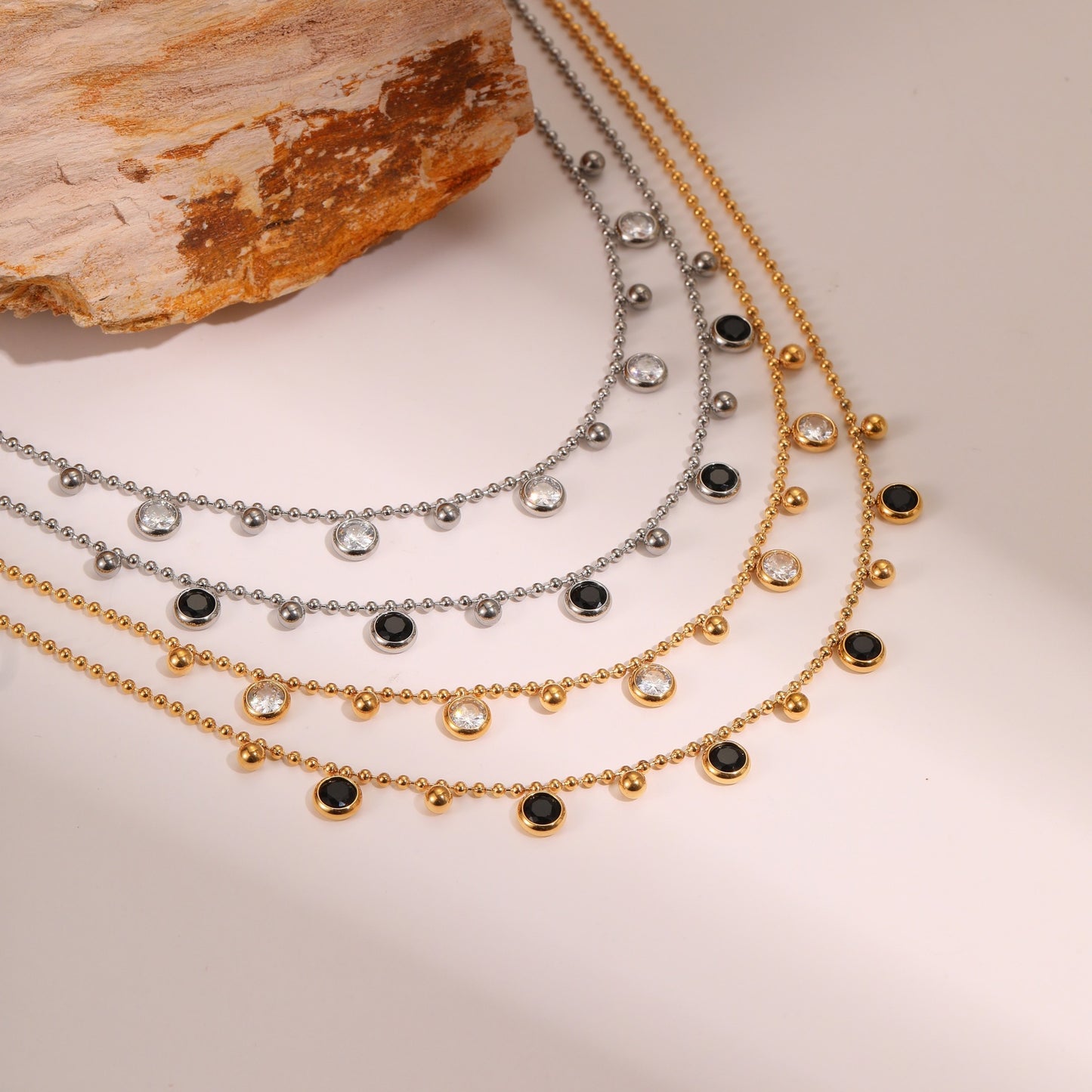 Collana con pendente geometrico in acciaio inossidabile placcato oro 18 carati e frange di zirconi da donna