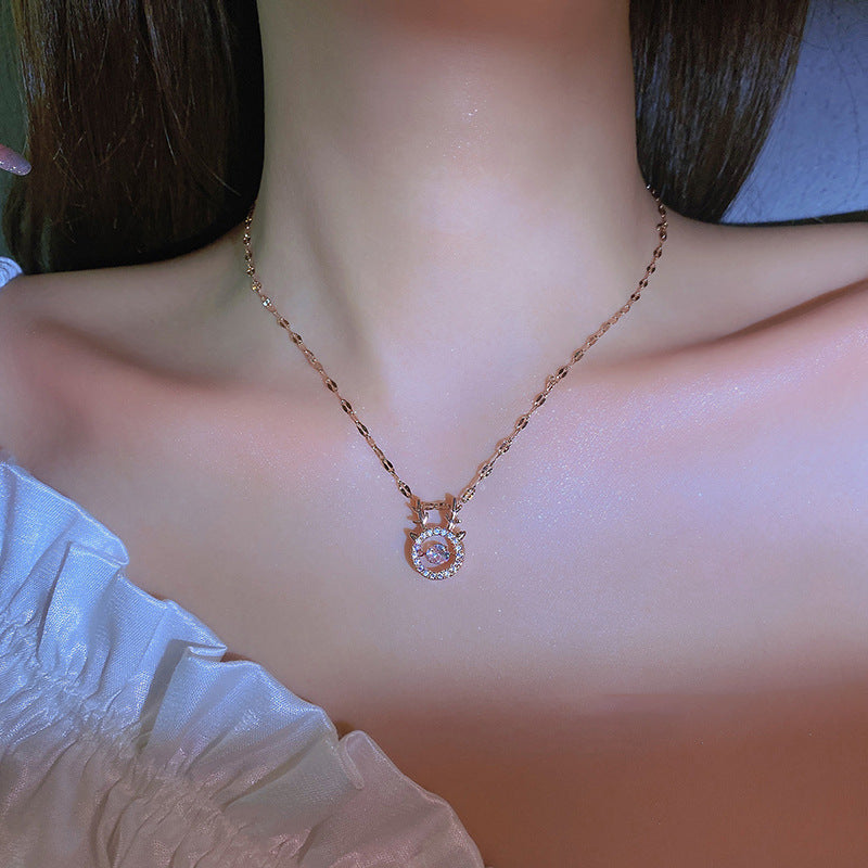 Collana Pendente Minimalista con Corna di Cervo per Donna in Acciaio al Titanio con Finitura Galvanizzata su Catena a O