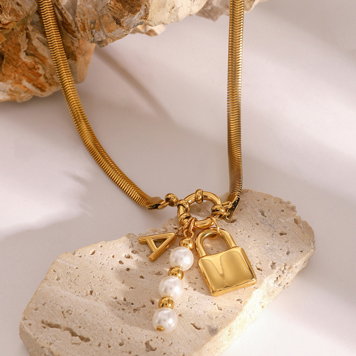 Collana con Ciondolo a Lettera Minimalista Naturale e Fresco in Acciaio Inossidabile con Intarsio in Madreperla su Catena a O per Donne