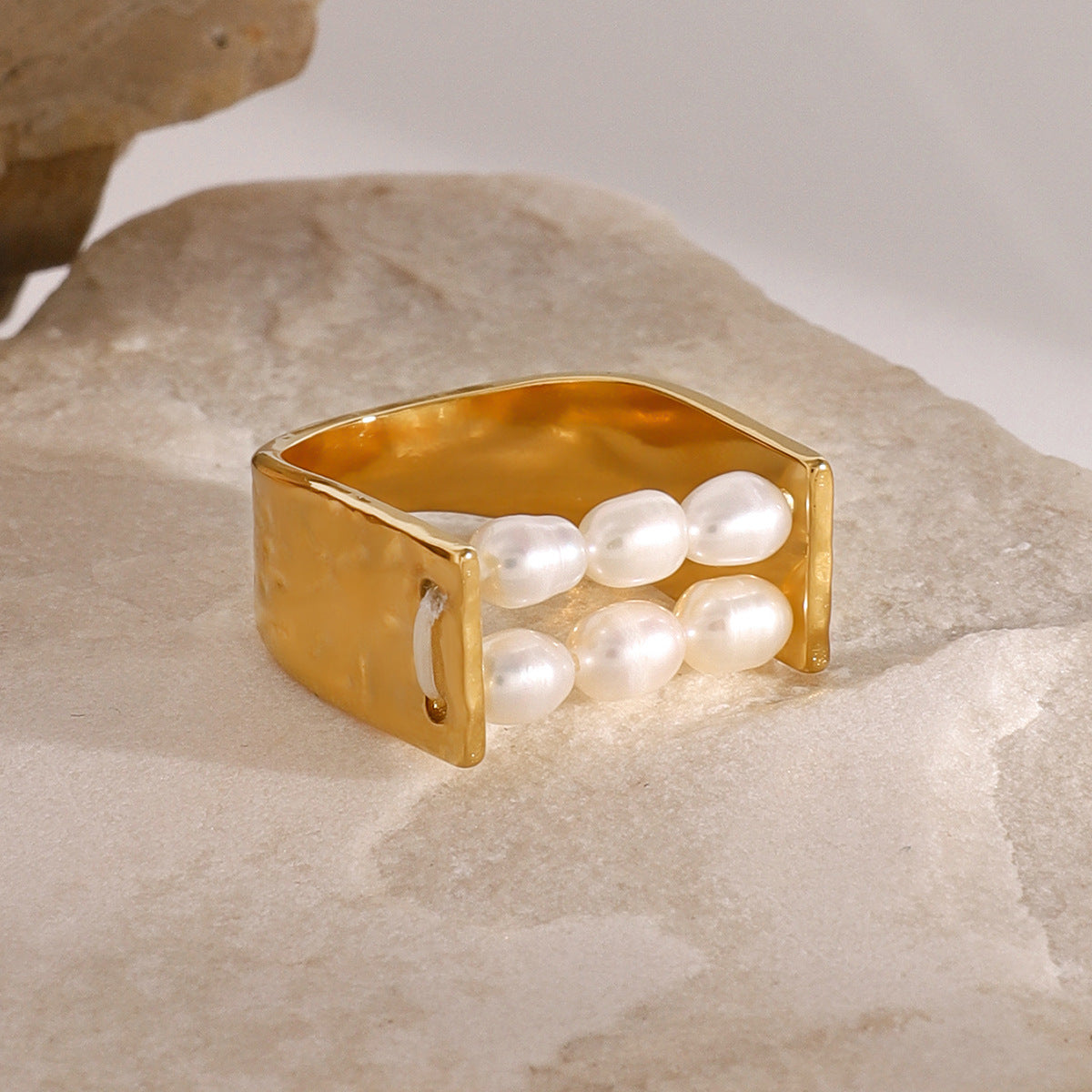 Anello alla moda a U geometrica in acciaio inossidabile placcato oro 18 carati con perla, da donna
