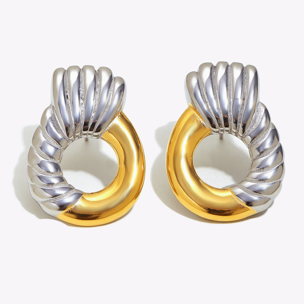 Orecchini Minimalisti Geometrici in Acciaio Inossidabile Placcato Oro 18K con Design a Cerchio Testurizzato Diagonale