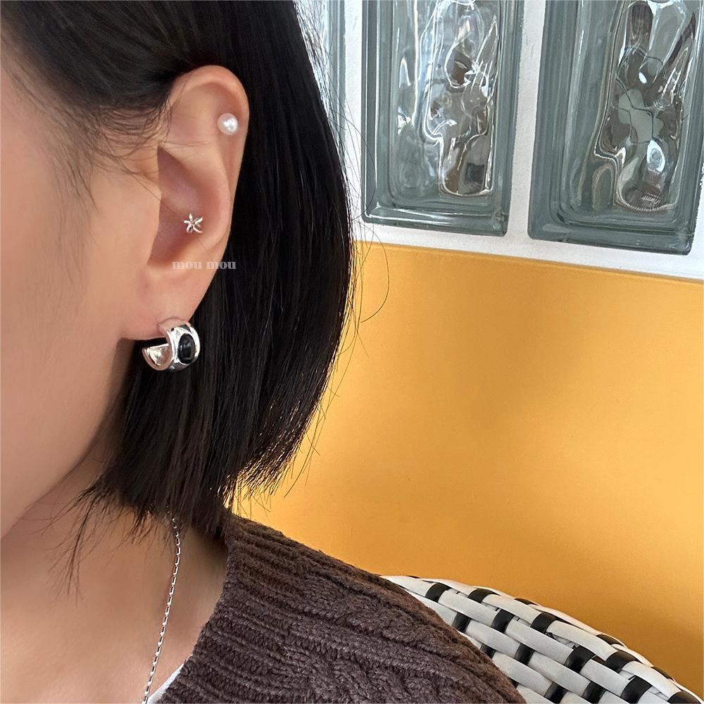 Pendientes minimalistas de plata con diseño de arco redondeado y detalles cuadrados biselados en plata de ley 925