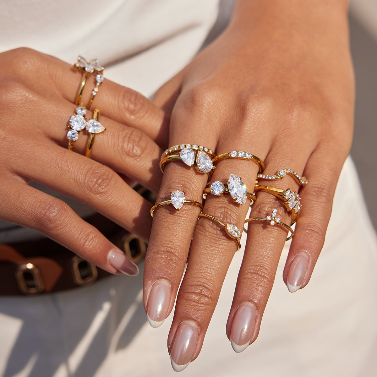 Anello Geometrico in Acciaio al Titanio con Intarsio in Zirconi per Donna, Placcato Oro PVD Sottovuoto, Gioielli di Moda Ipoallergenici in Acciaio Inossidabile