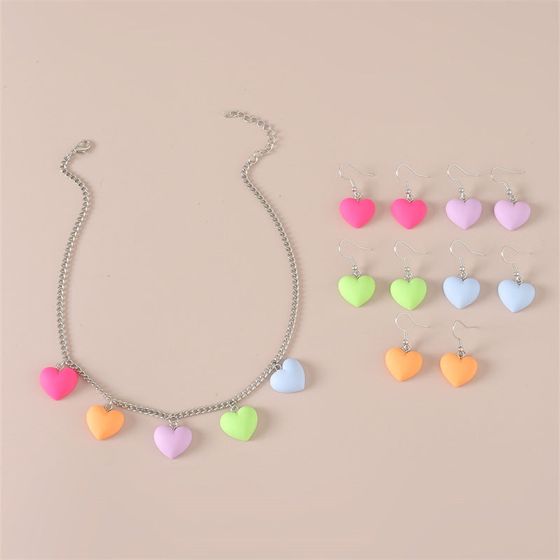 Set di collane con ciondoli acrilici a forma di cuore per bambini con catena a maglie intrecciate in colori caramella