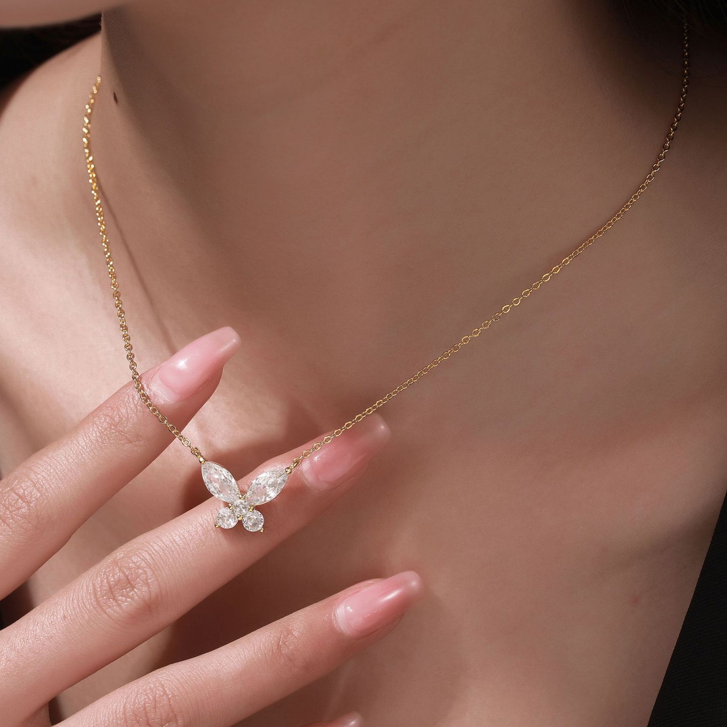 Butterfly-Shaped Pendant Necklace in Copper with Zircon Inlay, Gold-Plated, O-Chain, Fashionable Minimalist Clavicle Chain