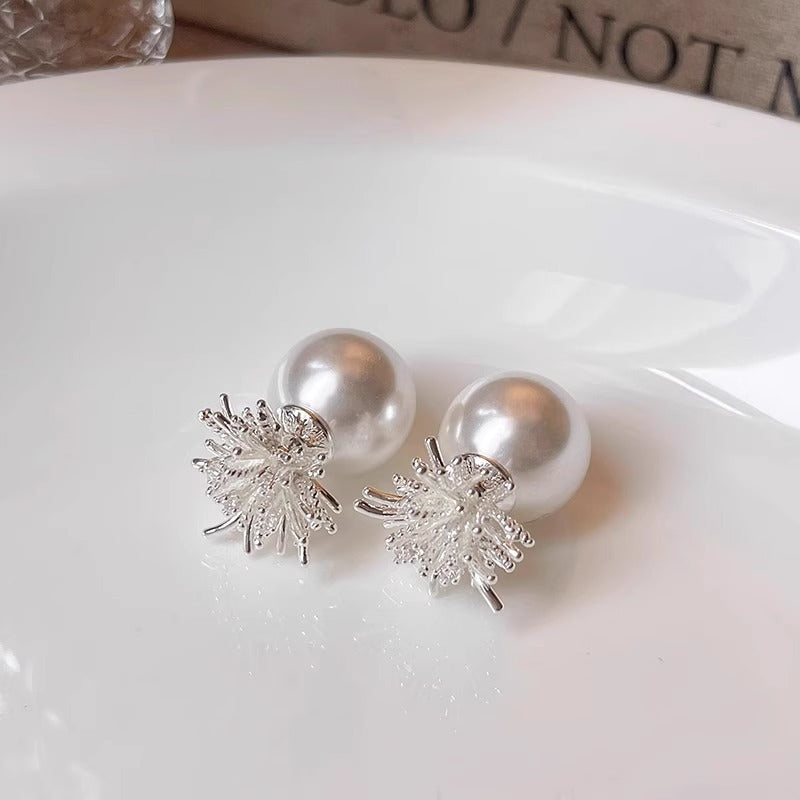 Eleganti Orecchini a Perno Minimalisti con Perle e Accenti di Strass a Fuoco d'Artificio da Donna, Perni in Acciaio Placcato, Design Floreale, Accessorio di Moda di Lusso
