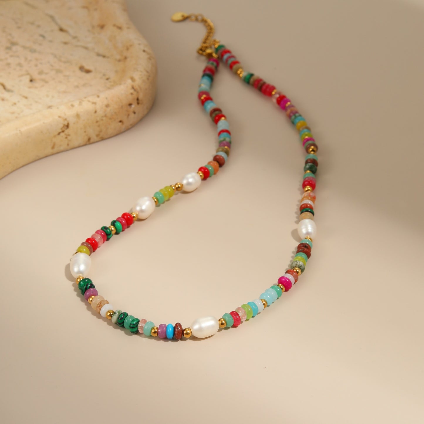 Collar bohemio de perlas de agua dulce y piedras naturales geométricas con cuentas en acero inoxidable con acabado chapado para mujer