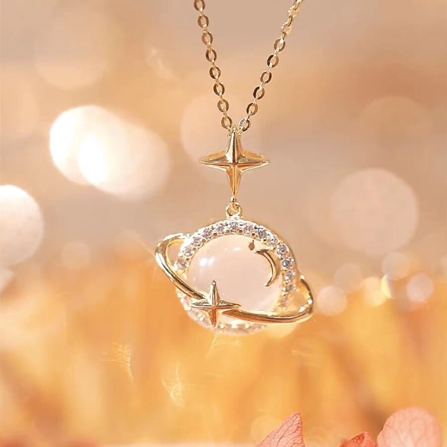 Collana con Ciondolo a Pianeta Minimalista in Acciaio al Titanio con Occhio di Gatto in Rame Placcato Oro e Accenti di Zirconi su Catena a O per Donna