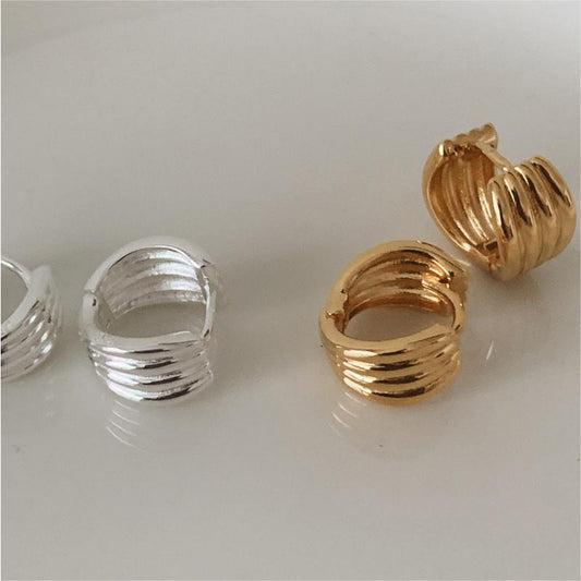 Orecchini a perno minimalisti a forma di lettera in argento sterling 925 con finitura placcata, design geometrico con taglio ad angolo