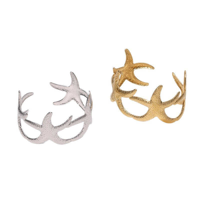 Bracciale a cerchio aperto minimalista con stella marina da donna in acciaio inossidabile placcato oro, elegante gioiello in titanio e acciaio