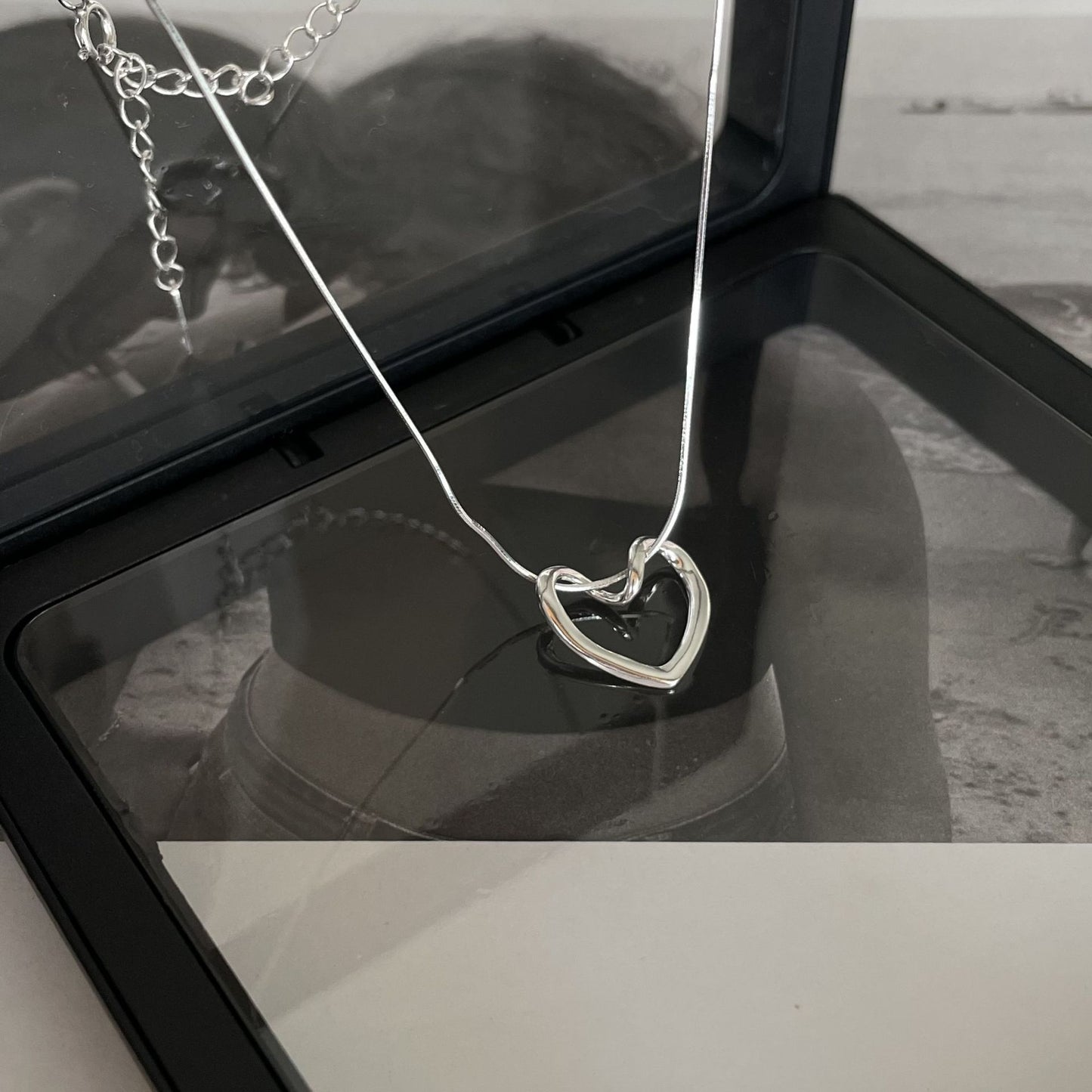 Collana a serpente minimalista a forma di cuore in argento sterling 925 con finitura galvanica e accento geometrico