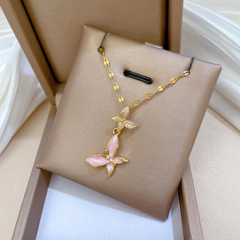 Collana pendente a farfalla minimalista in acciaio al titanio con finitura smaltata e accenti di strass per uomo e donna