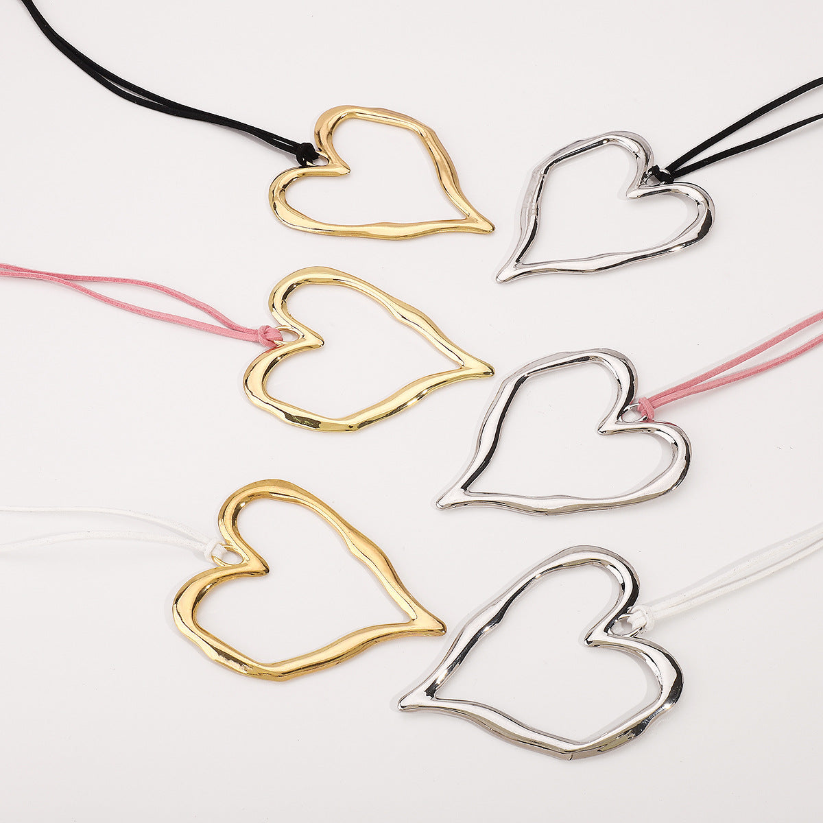 Collar de gargantilla de terciopelo con colgante de corazón hueco irregular extragrande para mujer con dije de aleación