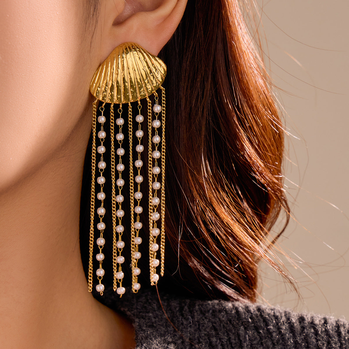 Pendientes de Acero Inoxidable con Forma de Concha, Acentos de Perlas y Detalles de Flecos para Mujer