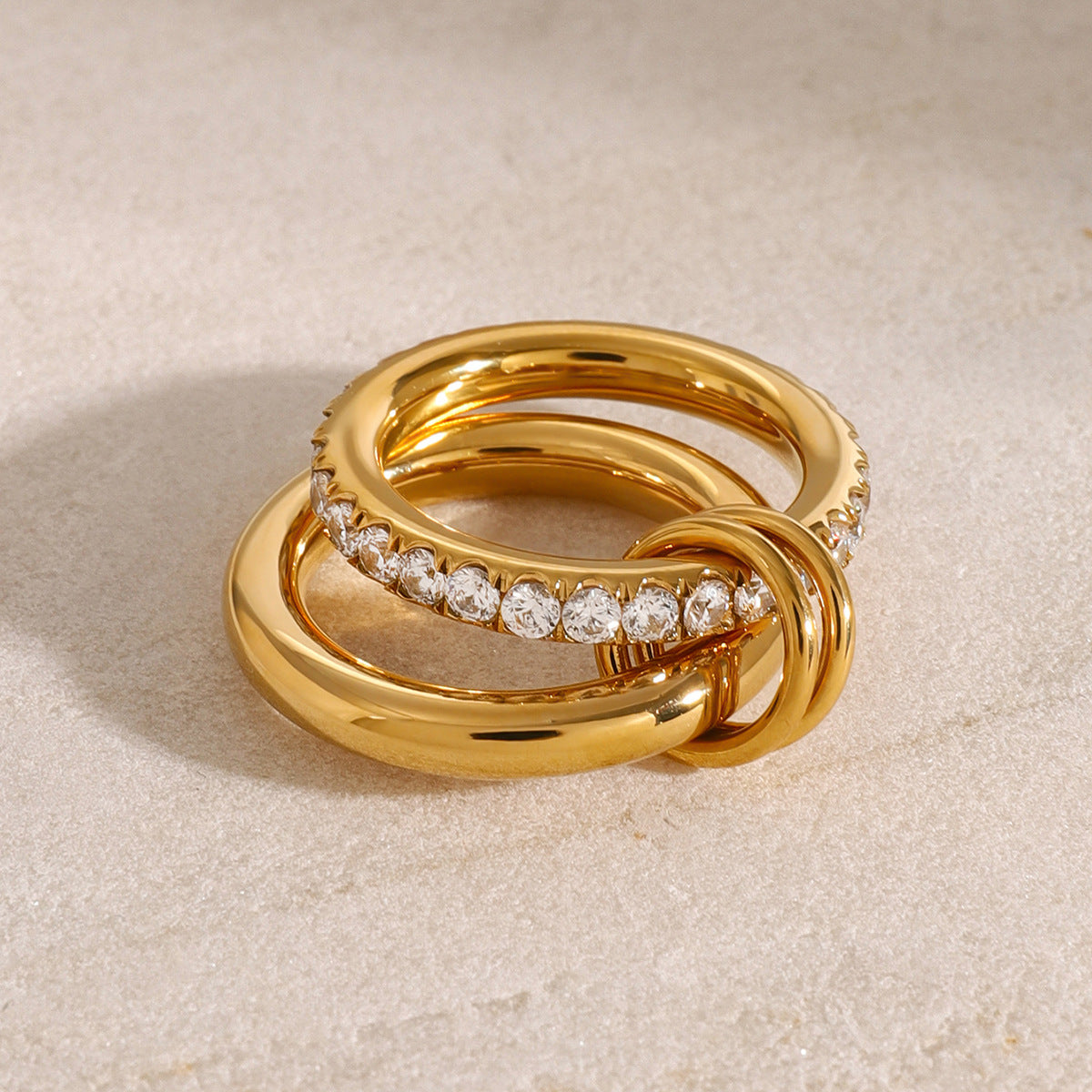 Anillo minimalista de acero de titanio chapado con acentos de diamantes de imitación para mujer
