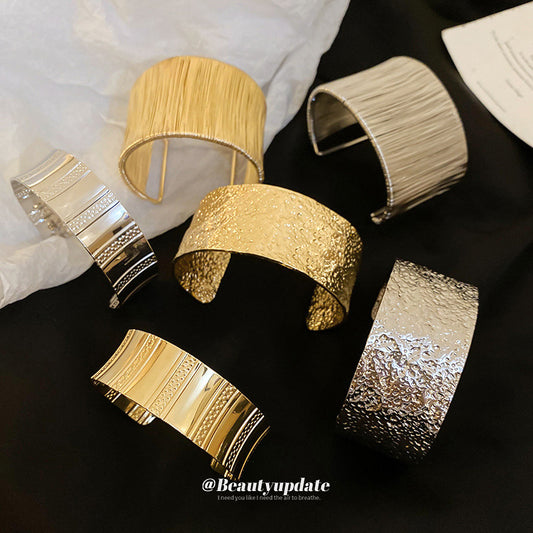 Pulsera de metal con patrón de cuadrícula geométrica de tono frío minimalista con acabado galvanizado para mujer