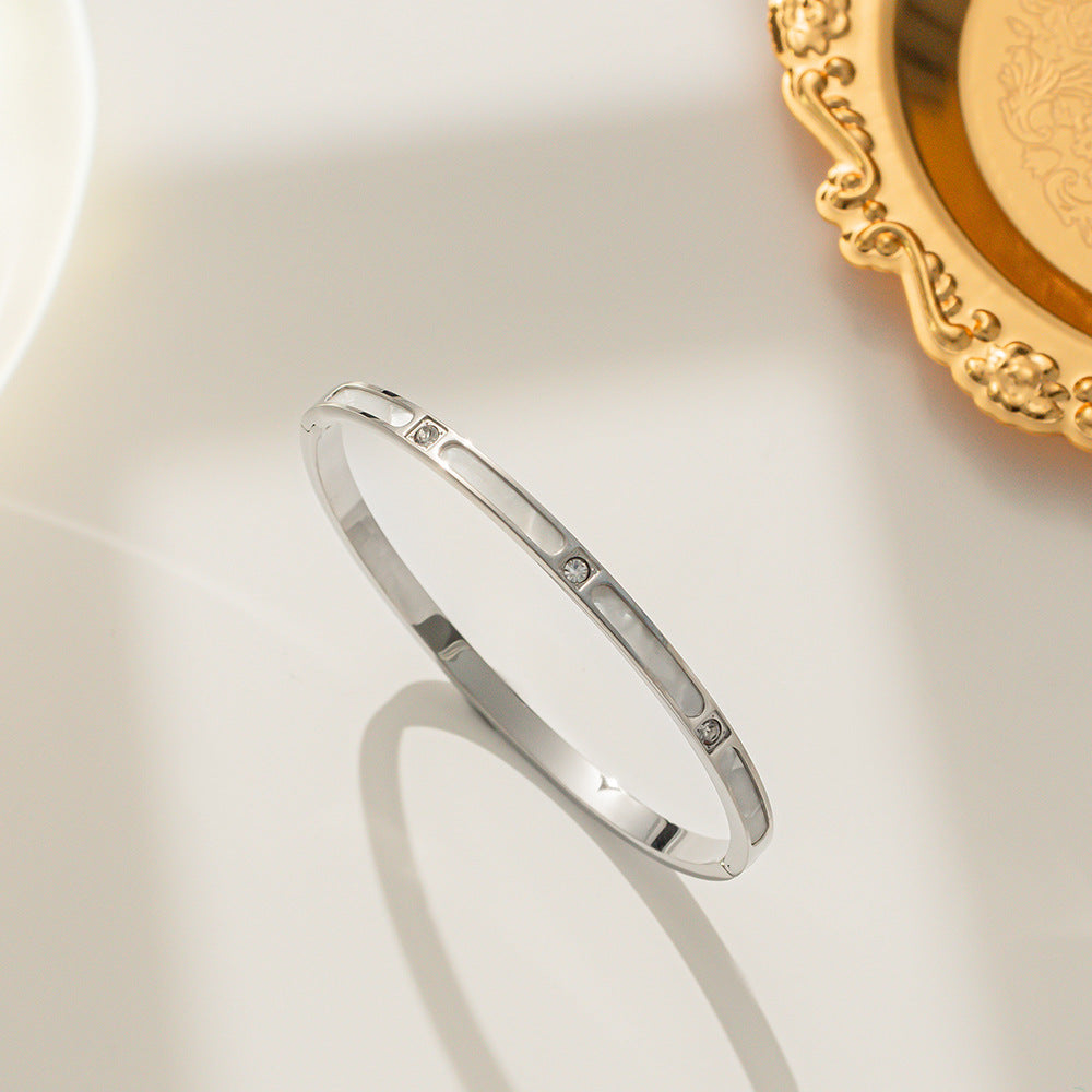 Bracciale minimalist in acciaio al titanio placcato oro rosa da donna con intarsio in conchiglia bianca e strass
