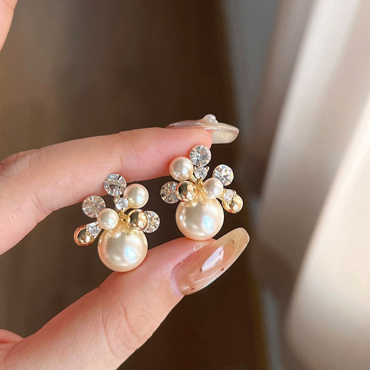 Aretes de perla con flor geométrica minimalista de lujo, poste de acero bañado en oro de 18 quilates y circonitas para mujer