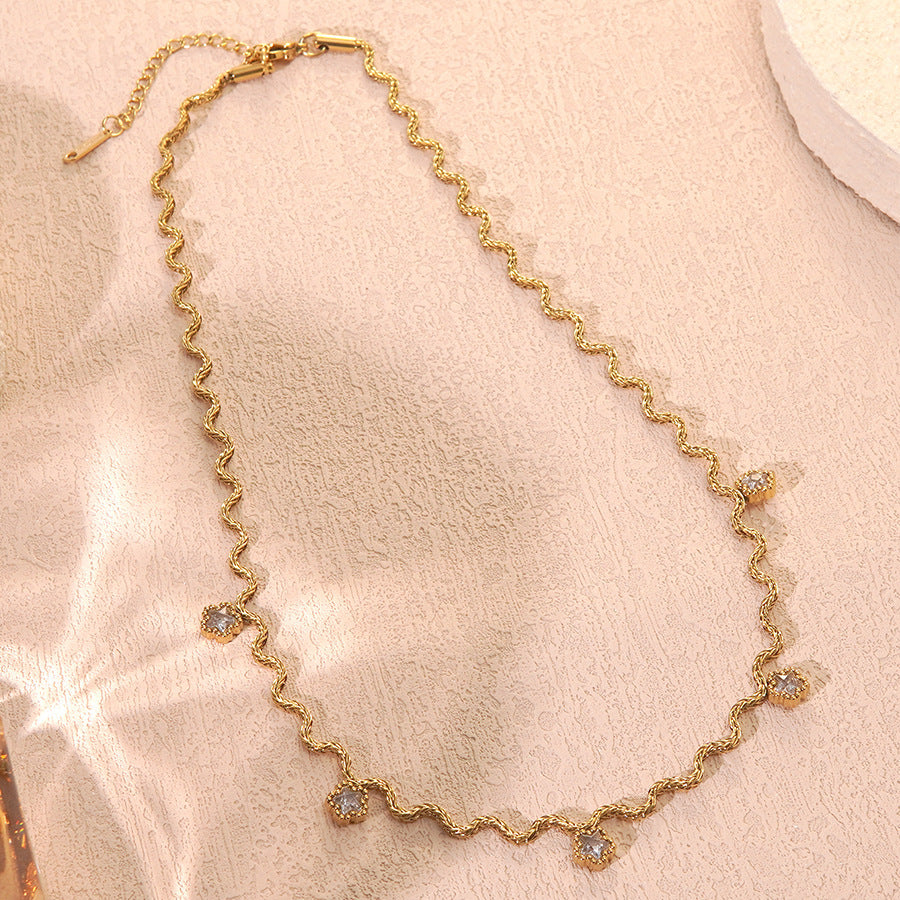 Collana da donna in acciaio inossidabile placcato oro di lusso con stella e zirconi cubici