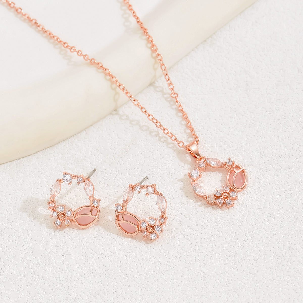 Set di collana e orecchini pendenti floreali minimalisti in rame con intarsio di zirconi da donna