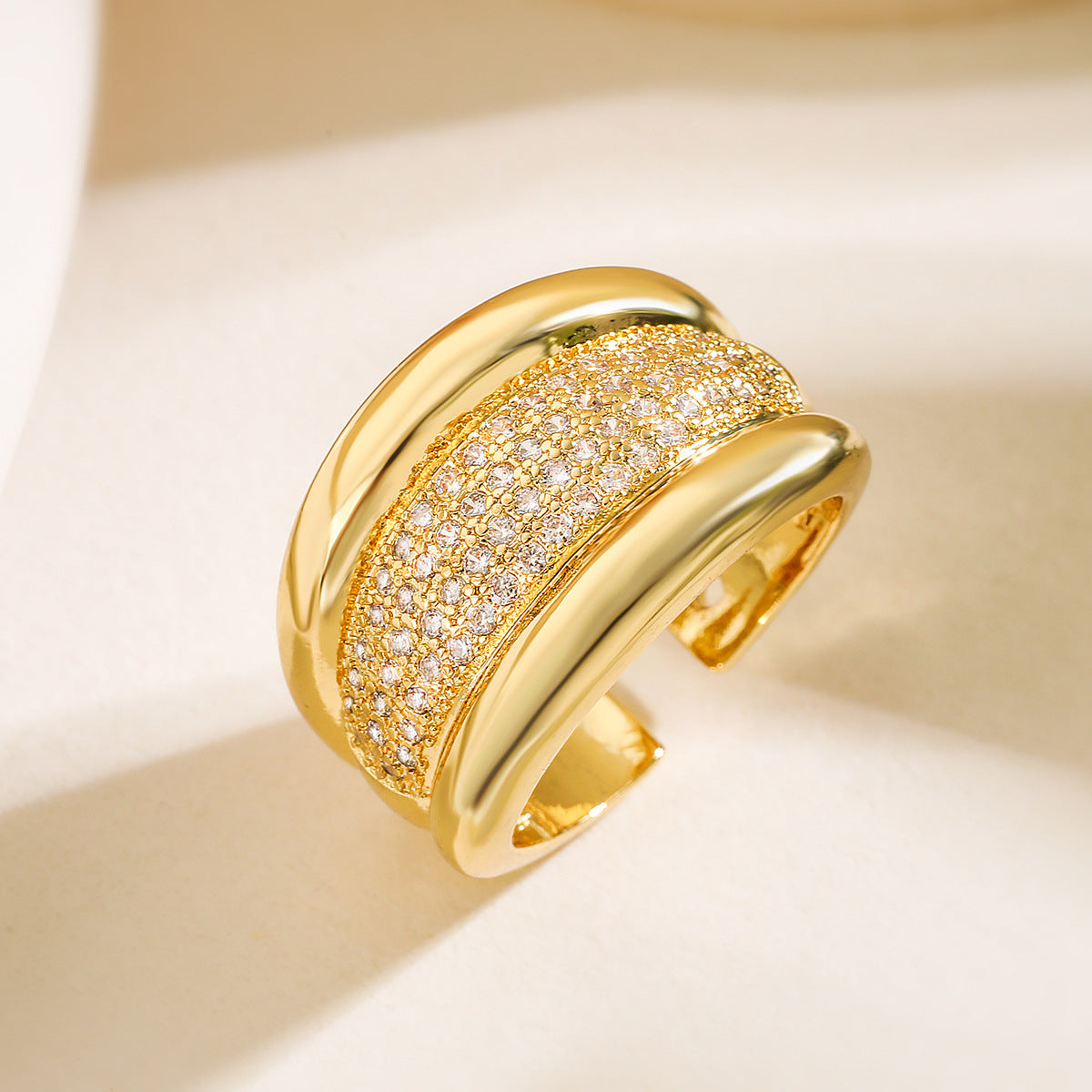 Anello aperto geometrico da donna in rame con placcatura in oro 18K e intarsio di zirconi, gioielli di lusso minimalisti e alla moda
