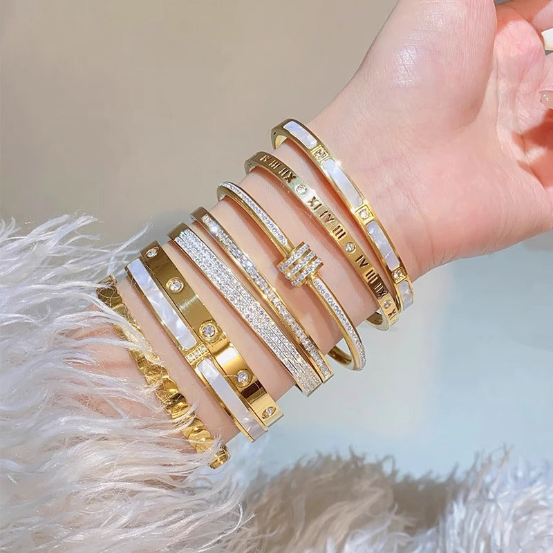 Bracciale Minimalista in Acciaio al Titanio da Donna con Placcatura in Oro e Intarsio di Zirconi, Bracciale Lusso con Design Geometrico Ovale