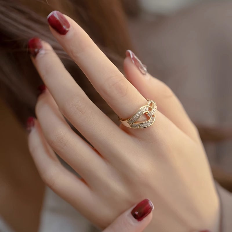 Anello Minimalista Aperto da Donna con Zirconi Micro-Incastonati su Base in Ottone Placcato Rodio