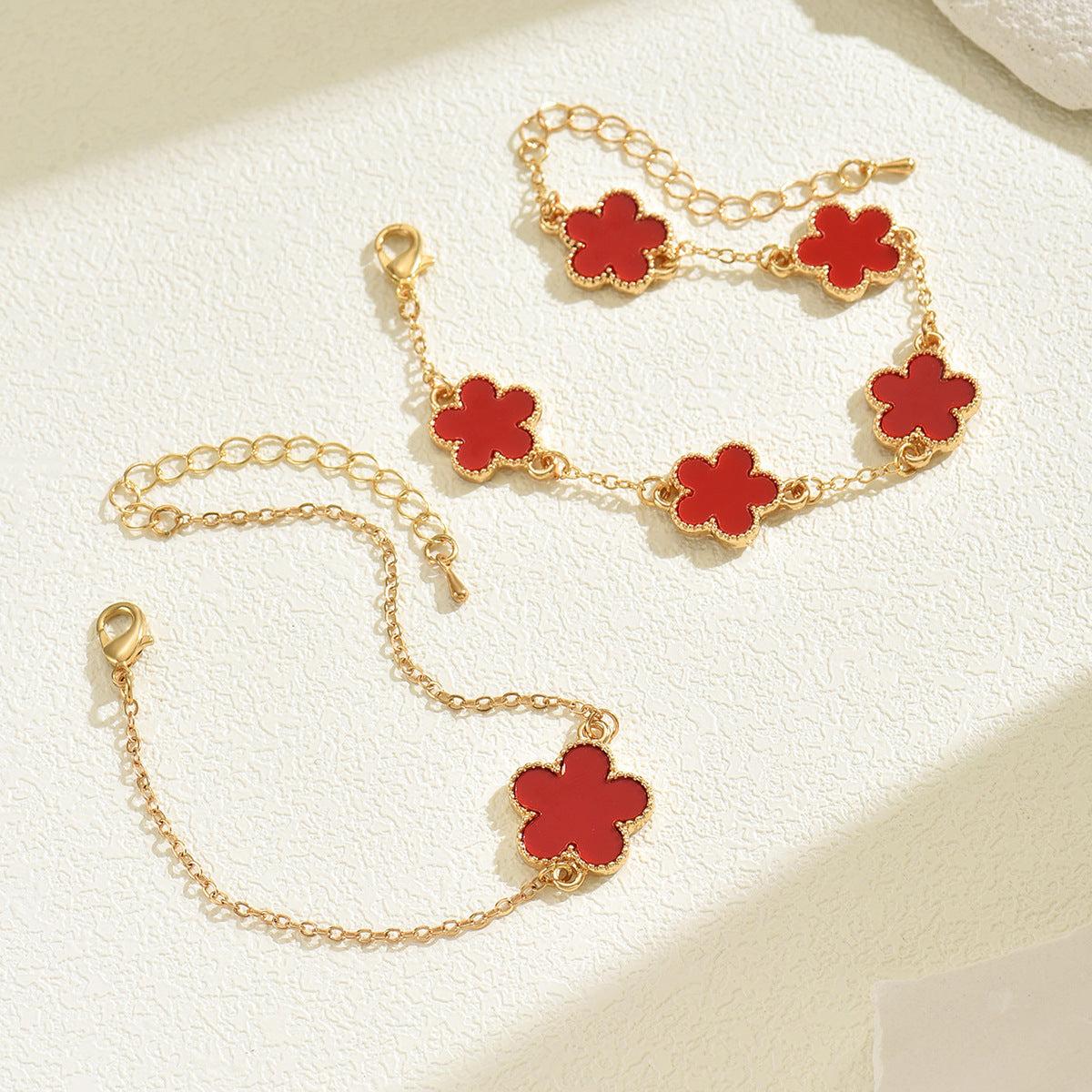 Bracciale floreale minimalista da donna in lega di zinco con finitura smaltata e design a fiore di prugno e petali